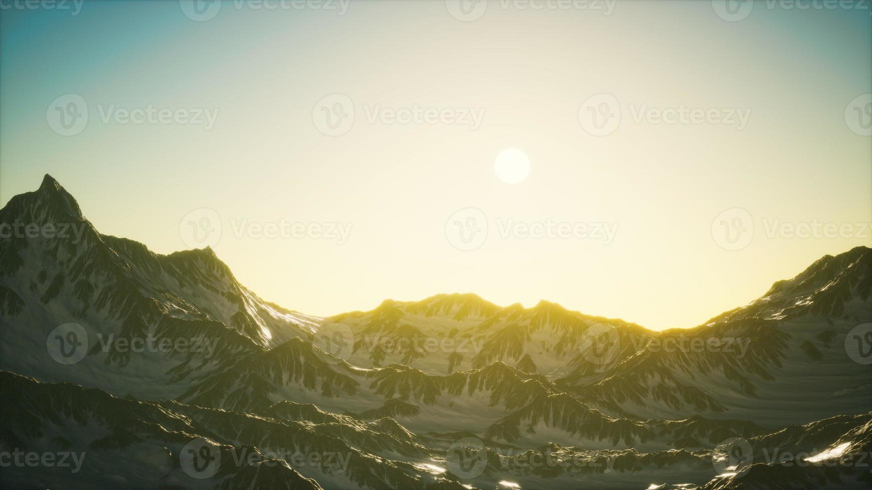 vista aérea de las montañas de los alpes en la nieve foto