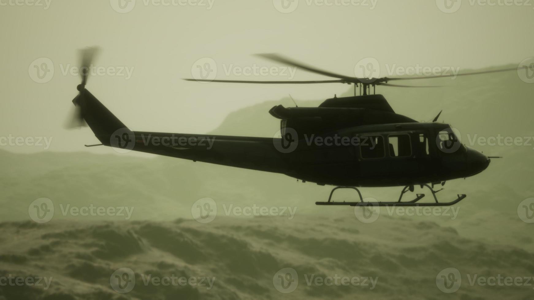 Helicóptero militar de los Estados Unidos en cámara lenta en Vietnam foto