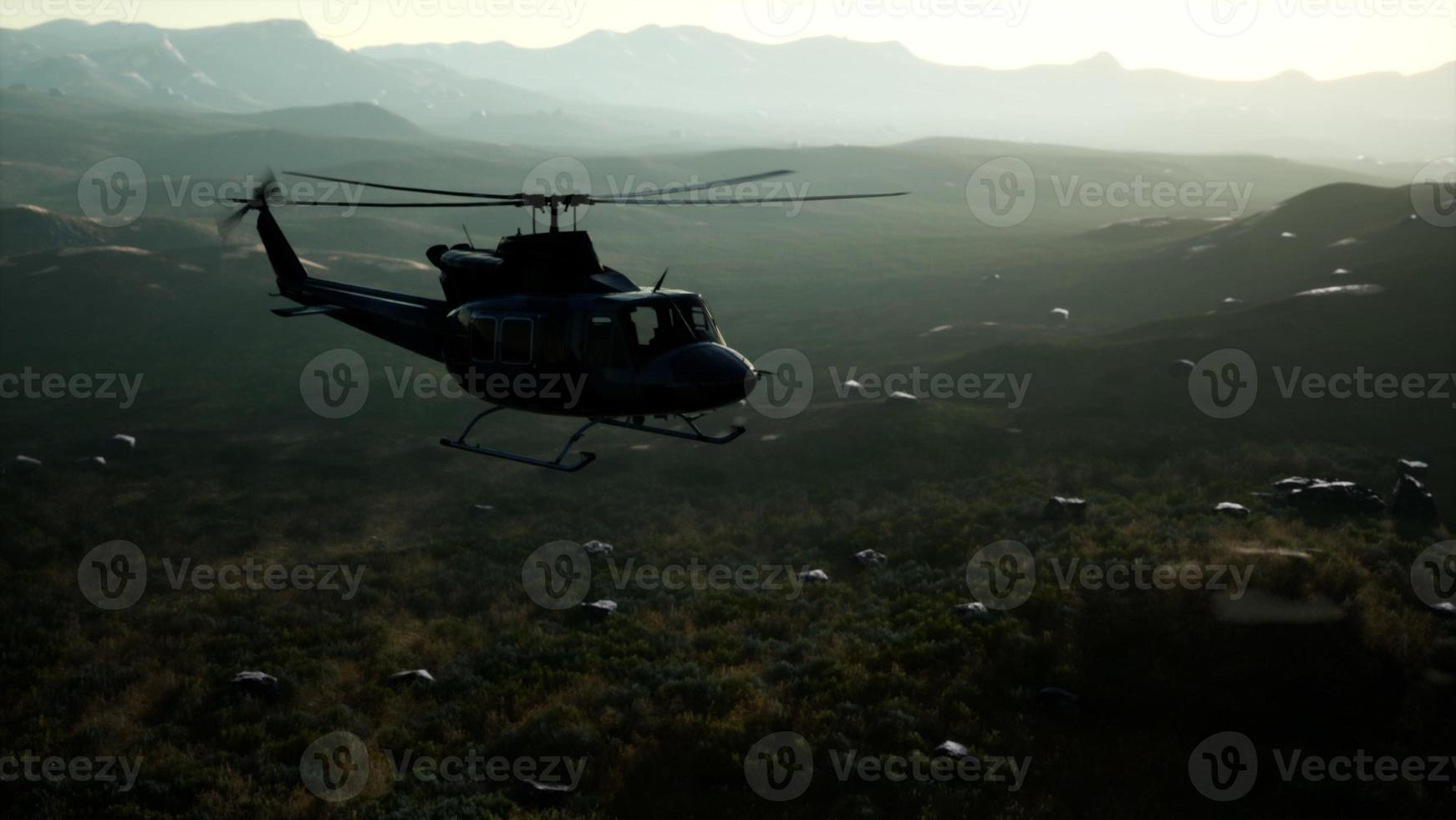 Helicóptero militar de los Estados Unidos en cámara lenta en Vietnam foto