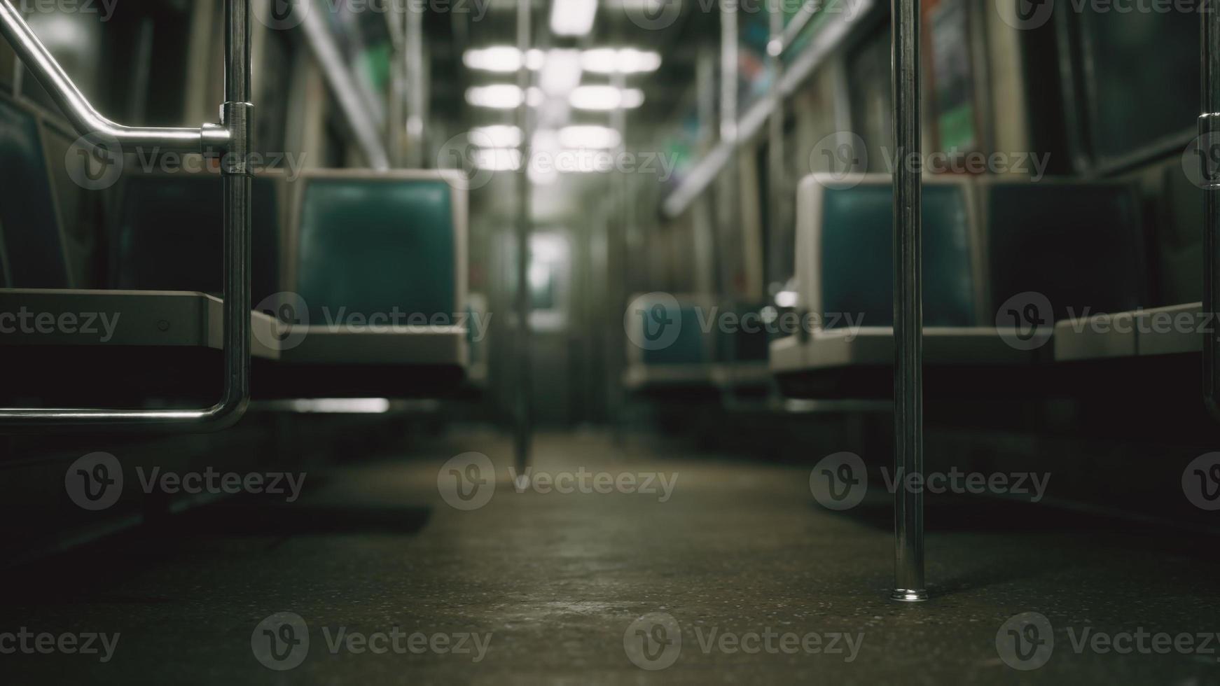 Dentro del viejo vagón de metro no modernizado en EE.UU. foto