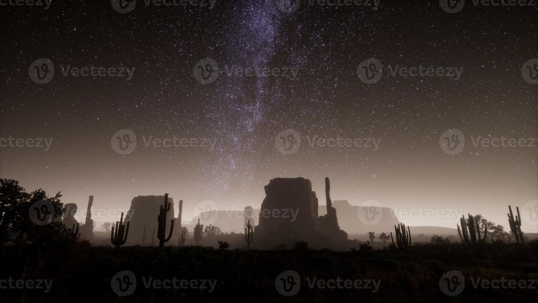 hiperlapso en el desierto del parque nacional del valle de la muerte iluminado por la luna bajo las estrellas de la galaxia foto