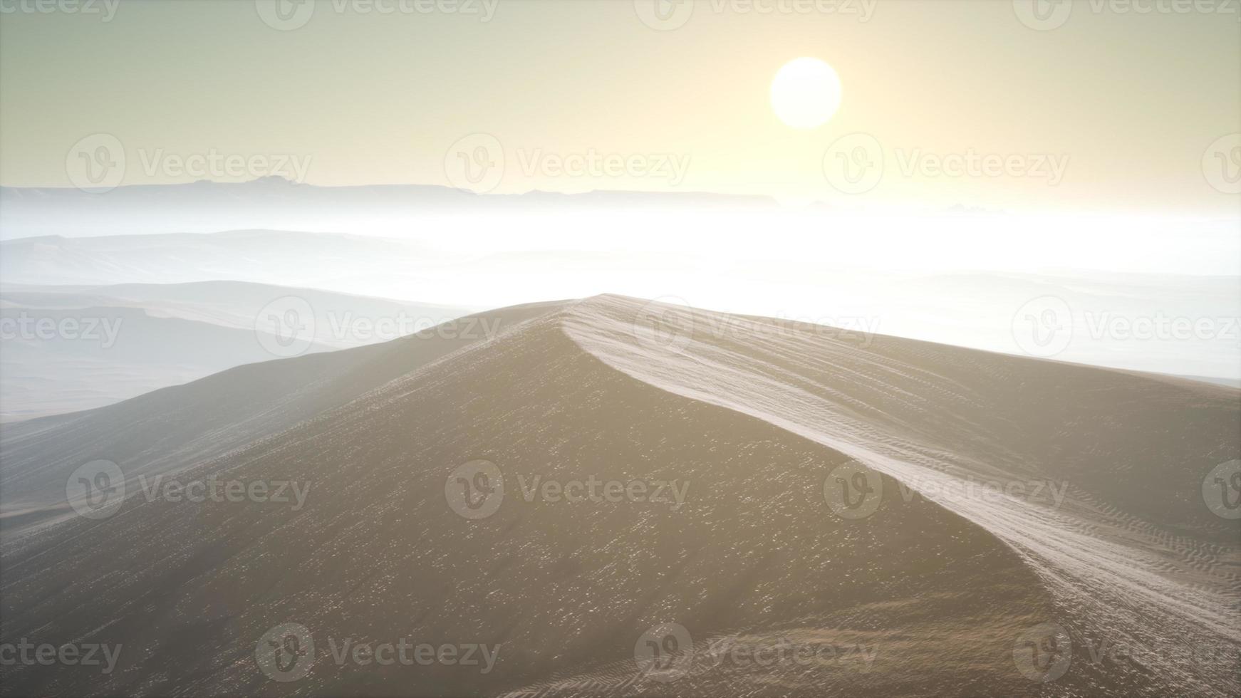 dunas del desierto de arena roja en la niebla foto
