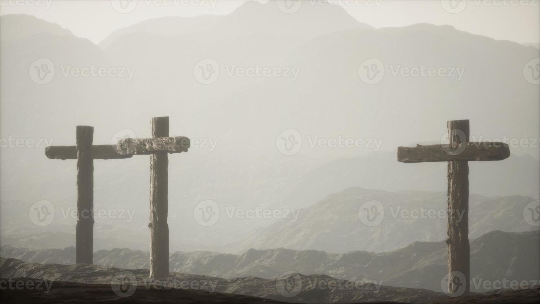 cruz crucifijo de madera en la montaña foto