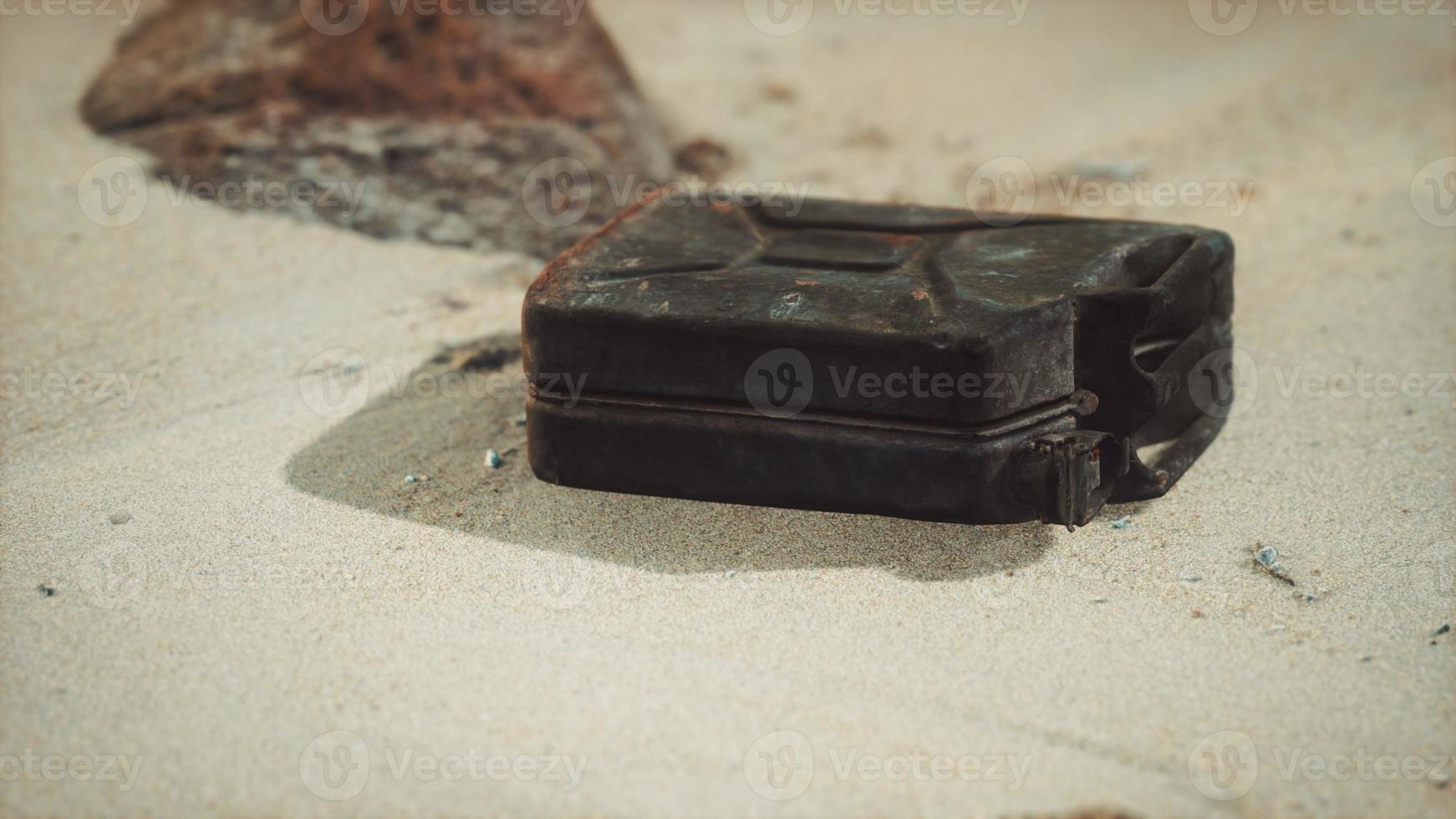 viejo bote de combustible oxidado en el desierto foto