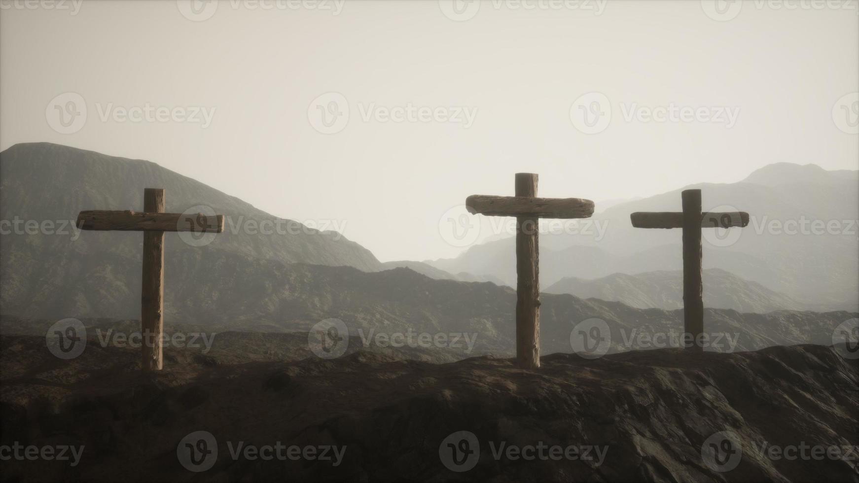 cruz crucifijo de madera en la montaña foto