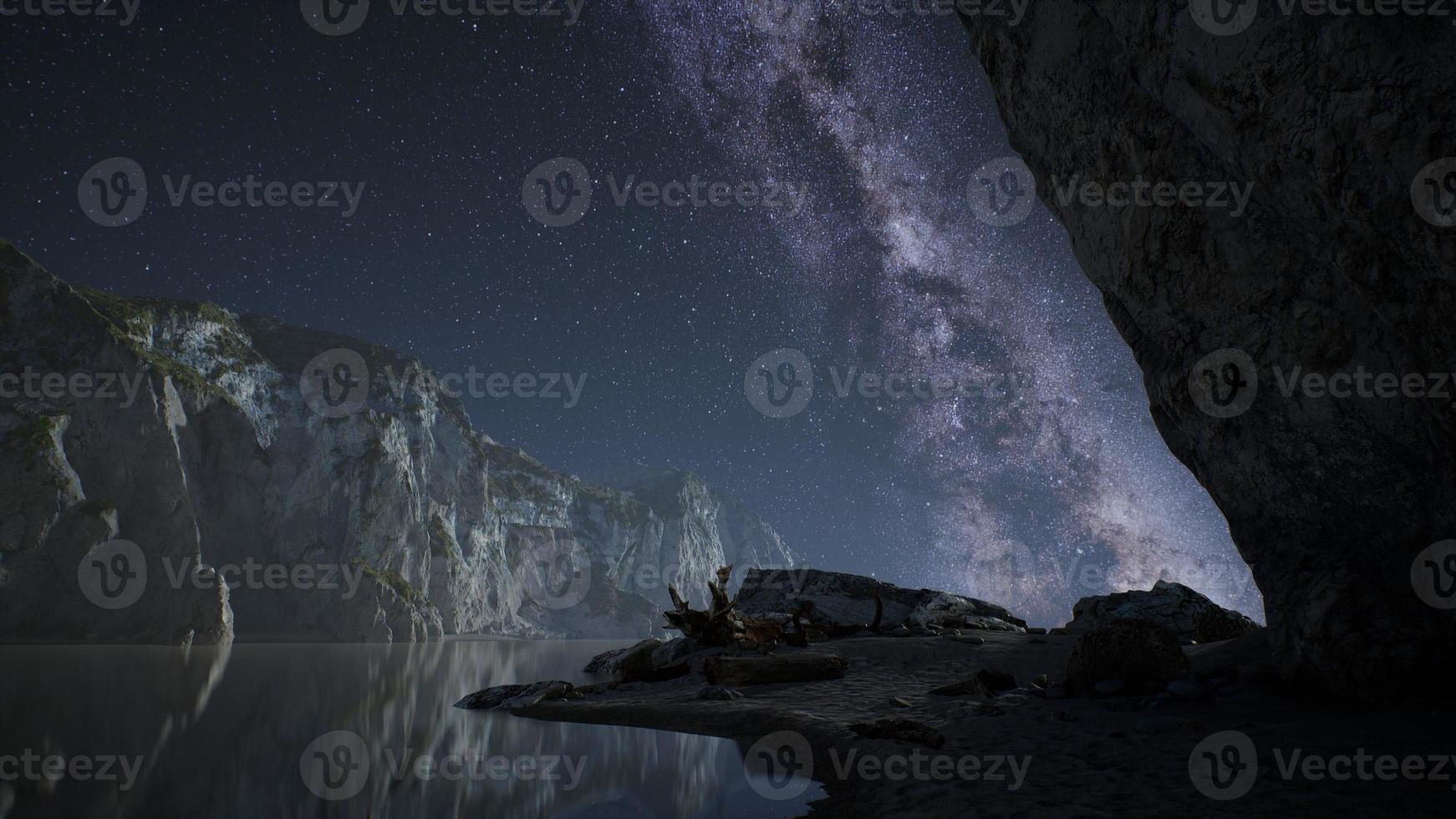 hiperlapso de cielo estrellado nocturno con playa de montaña y océano en lofoten noruega foto