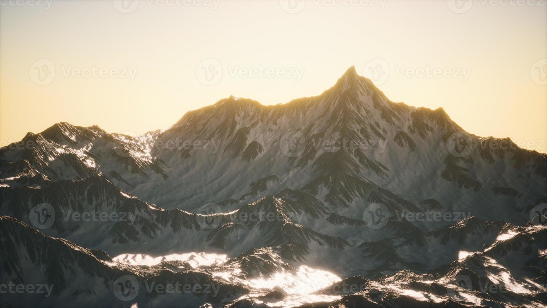 vista aérea de las montañas de los alpes en la nieve foto