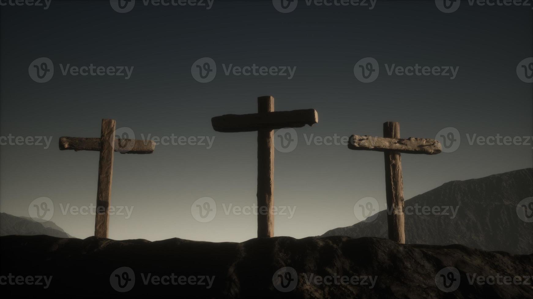 cruz crucifijo de madera en la montaña foto