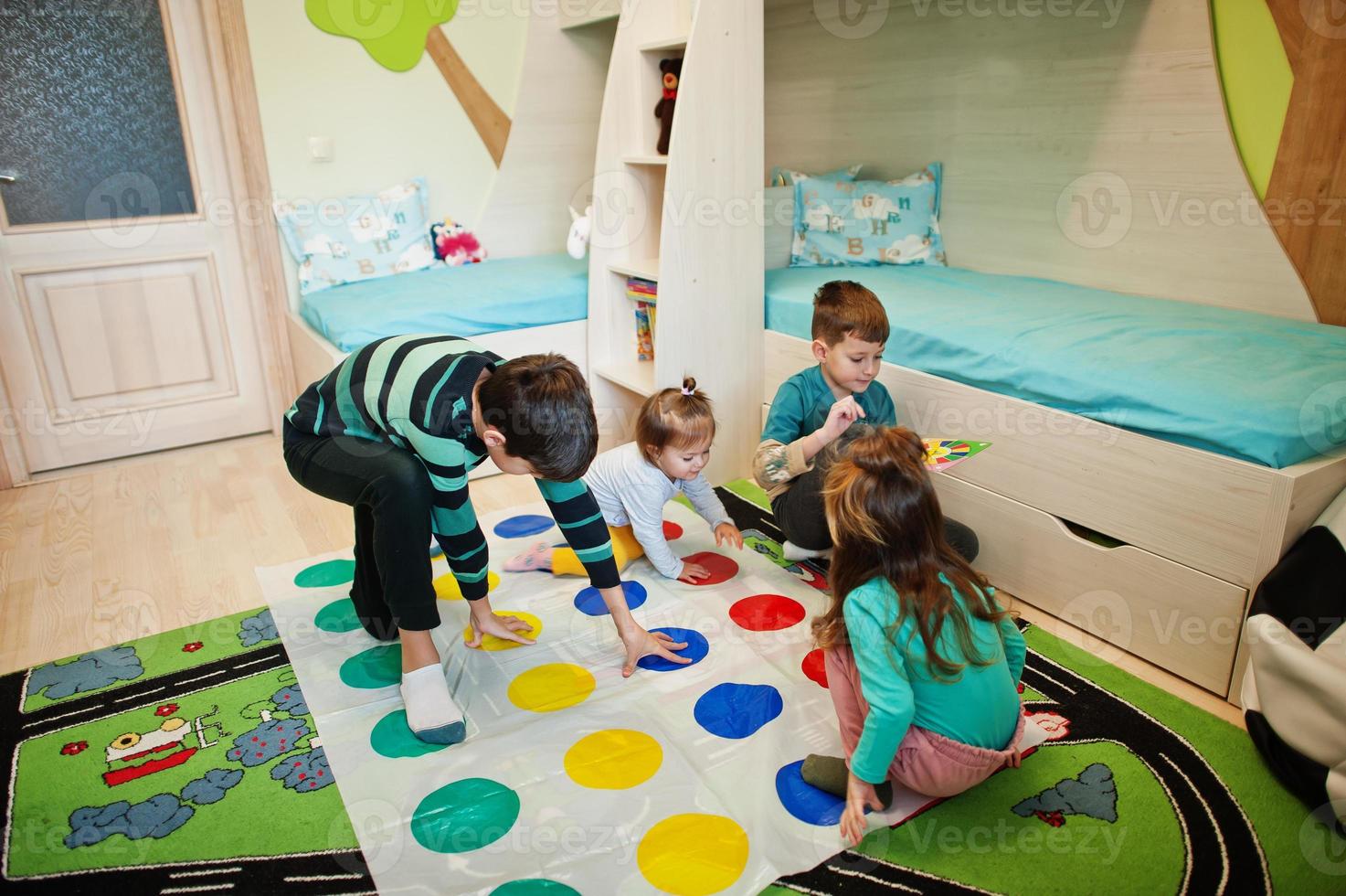 familia feliz divirtiéndose juntos, cuatro niños jugando al tornado en casa. foto