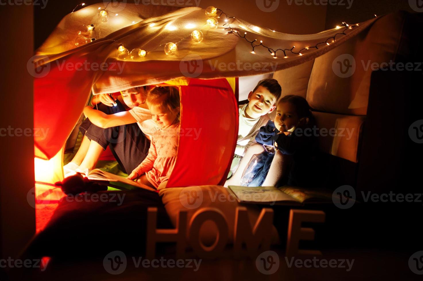 jugando a los niños en la tienda por la noche en casa. estado de ánimo hygge. foto