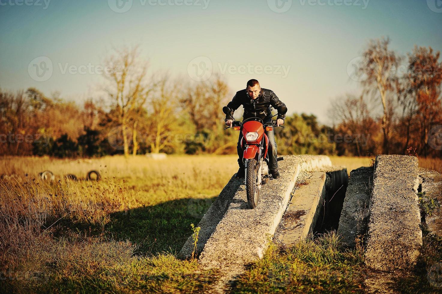 corredor de enduro sentado en su motocicleta foto