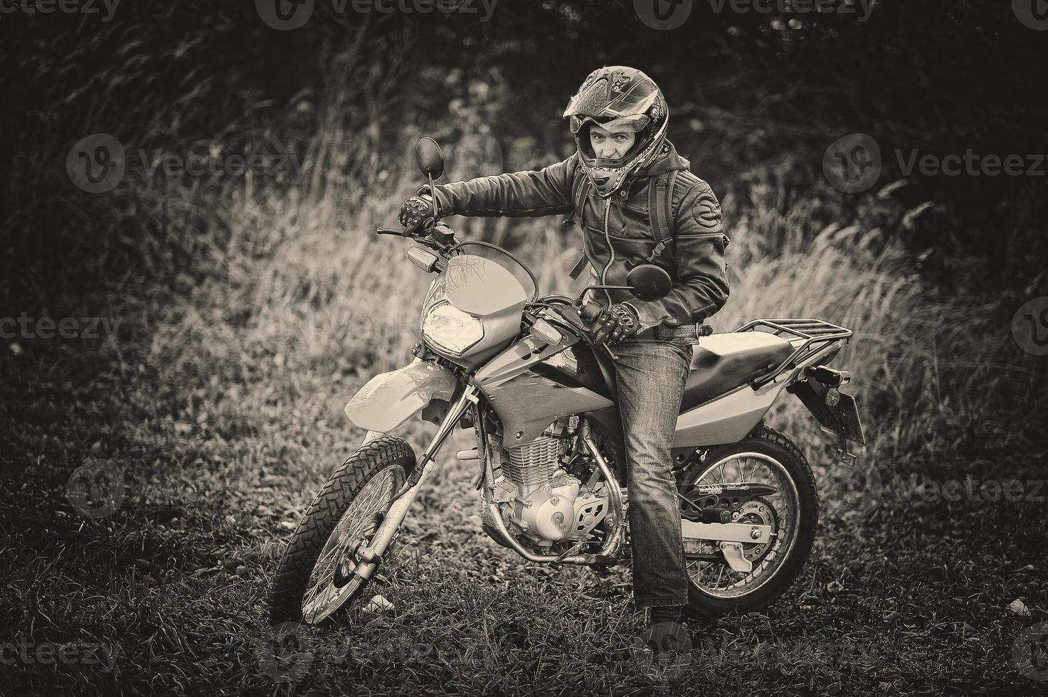 corredor de enduro sentado en su motocicleta foto