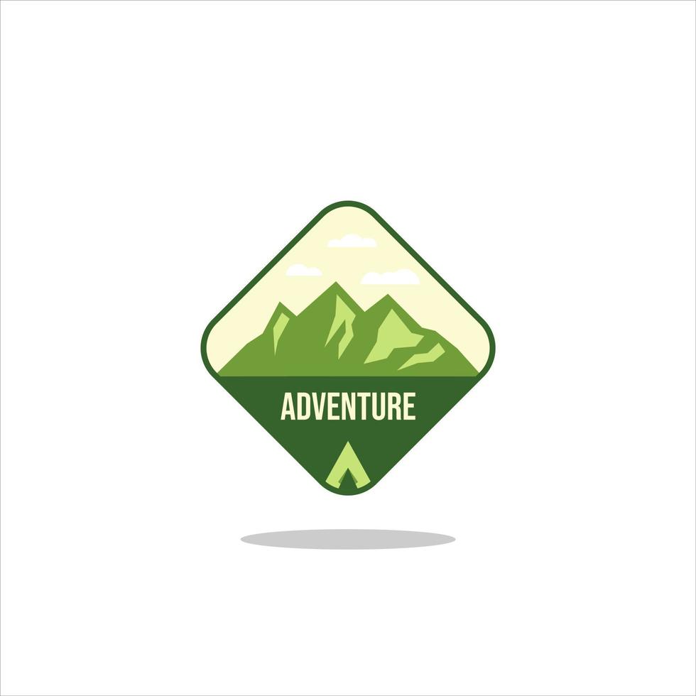 etiqueta vintage de aventura al aire libre, placa, logotipo o emblema. con montañas y silueta de bosque. ilustración vectorial vector