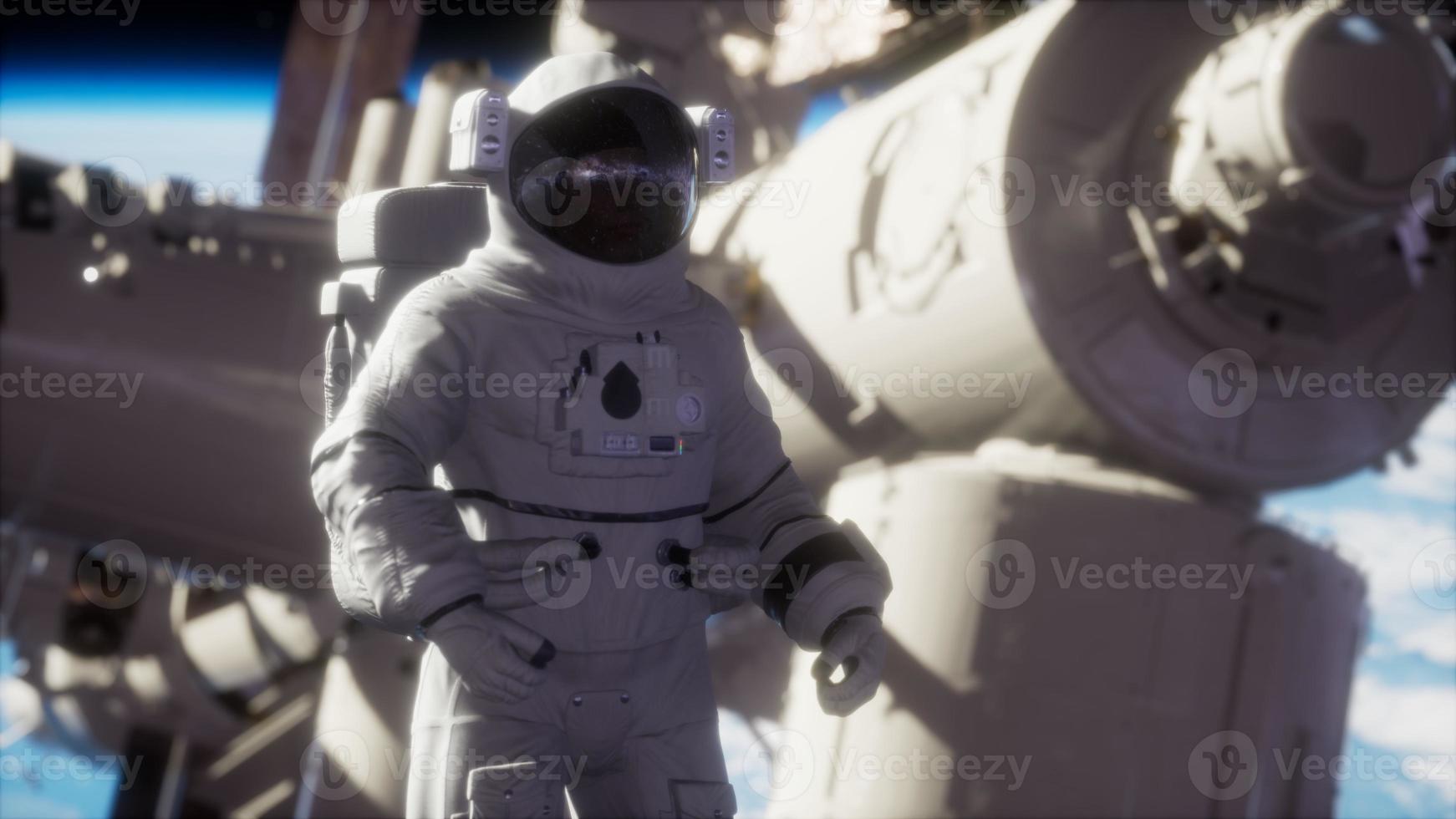 Astronauta de 8k fuera de la estación espacial internacional en una caminata espacial foto