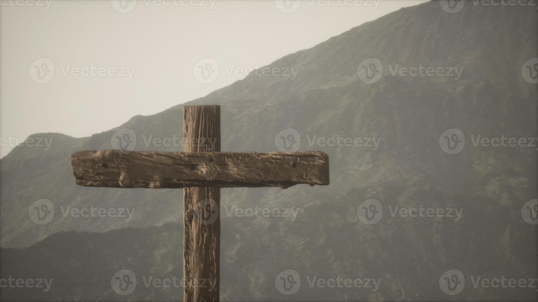 cruz crucifijo de madera en la montaña foto