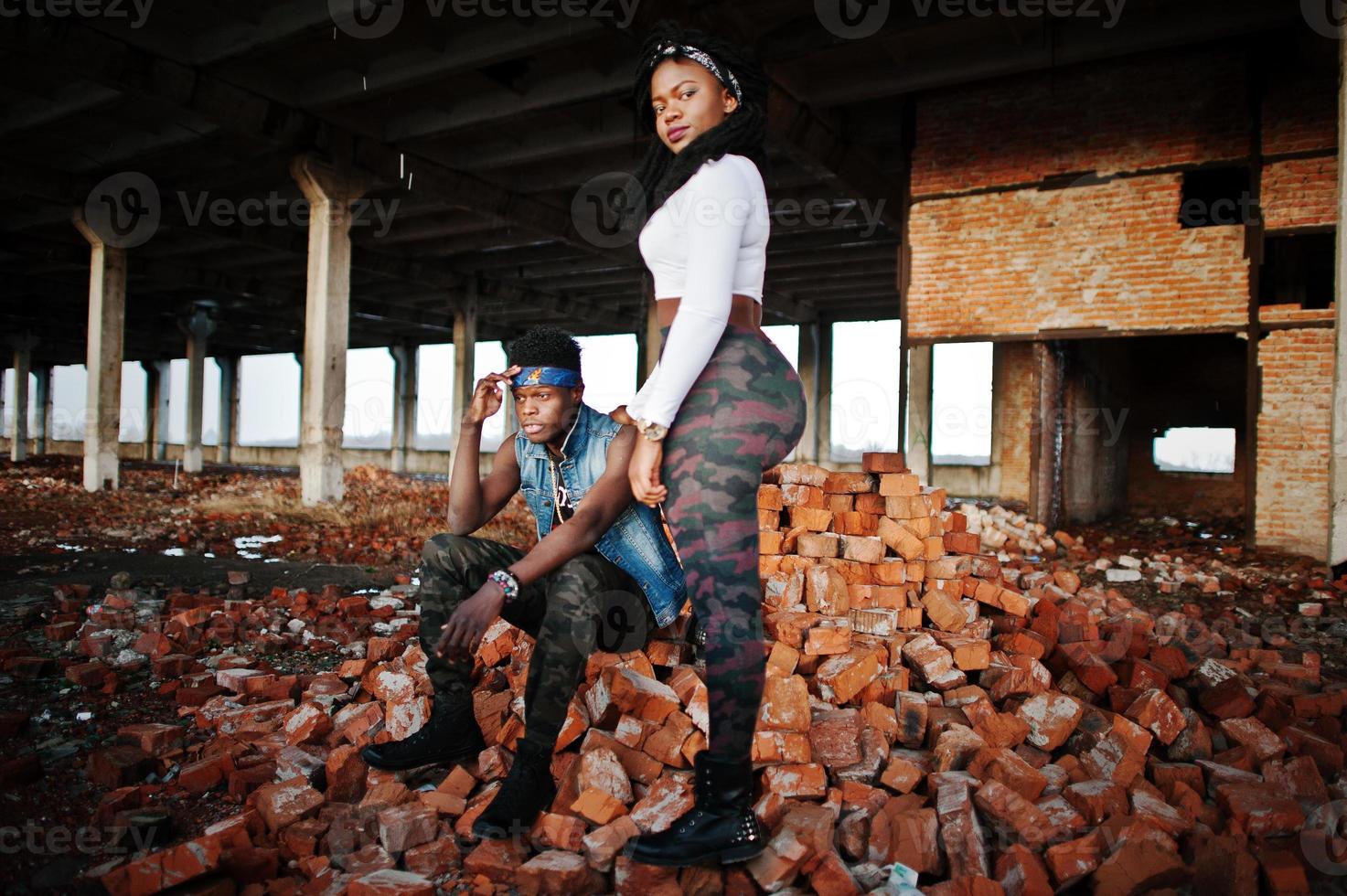 pareja de afroamericanos de hip-hop en metro foto