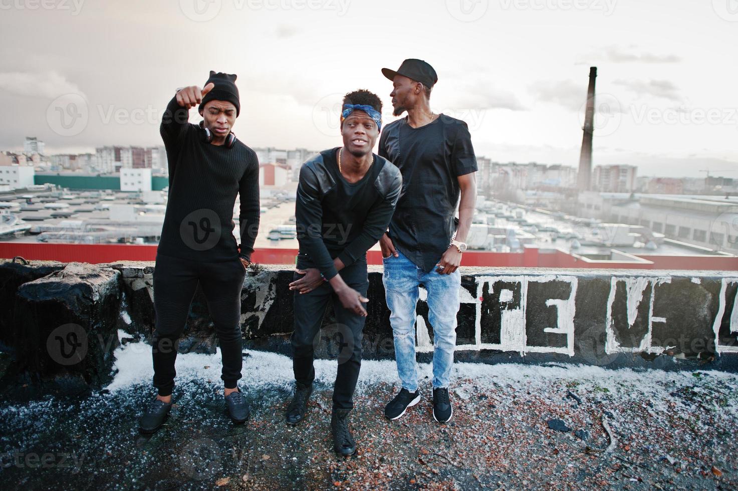 banda de tres cantantes de rap en el techo foto