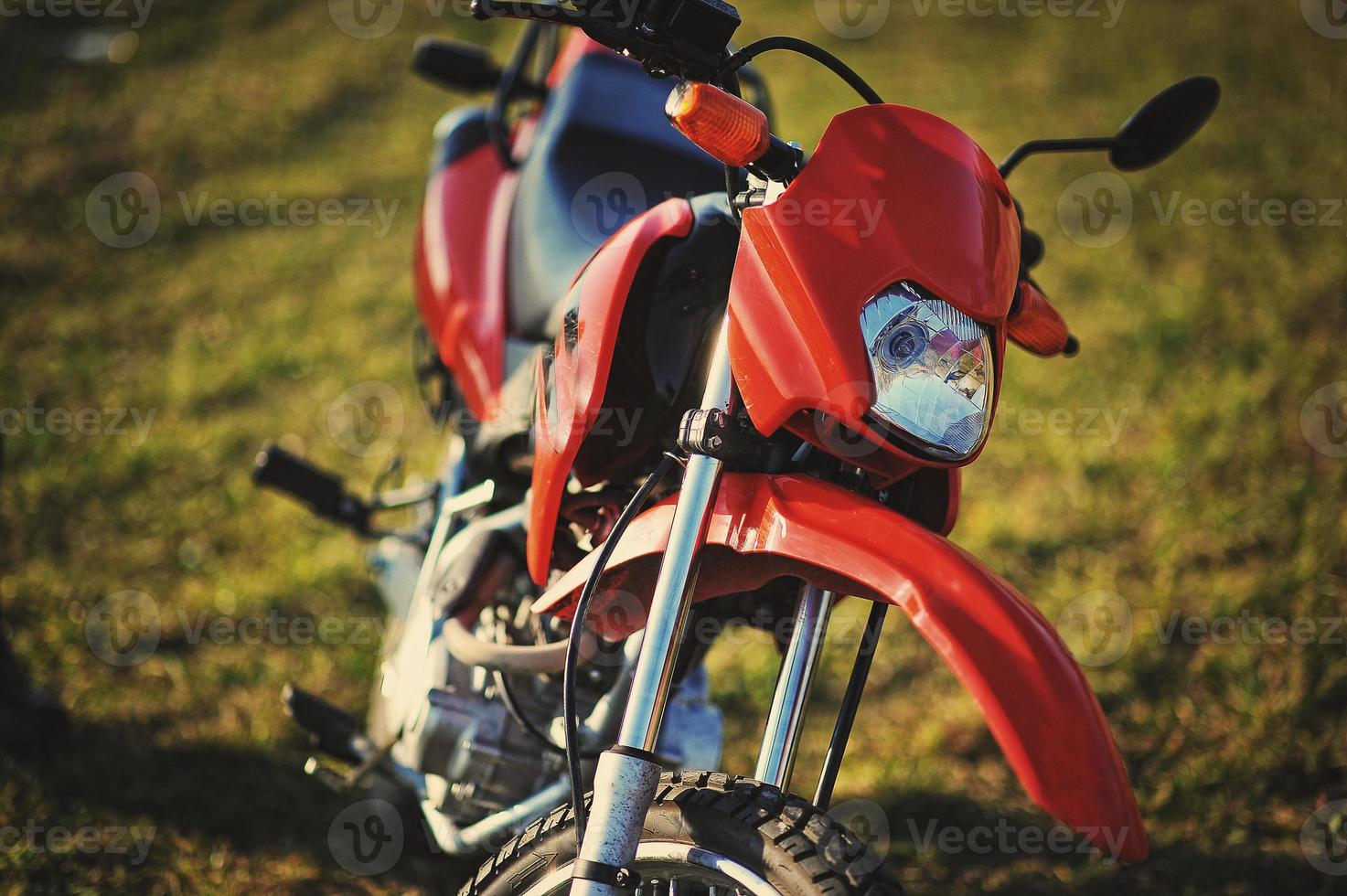 motocicleta enduro permanecer en el sol del atardecer foto