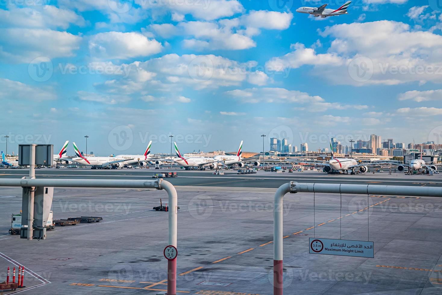 emirate airlines a330s, 777s y a380s se alinean en la terminal 1 en el aeropuerto internacional de dubai dxb. foto