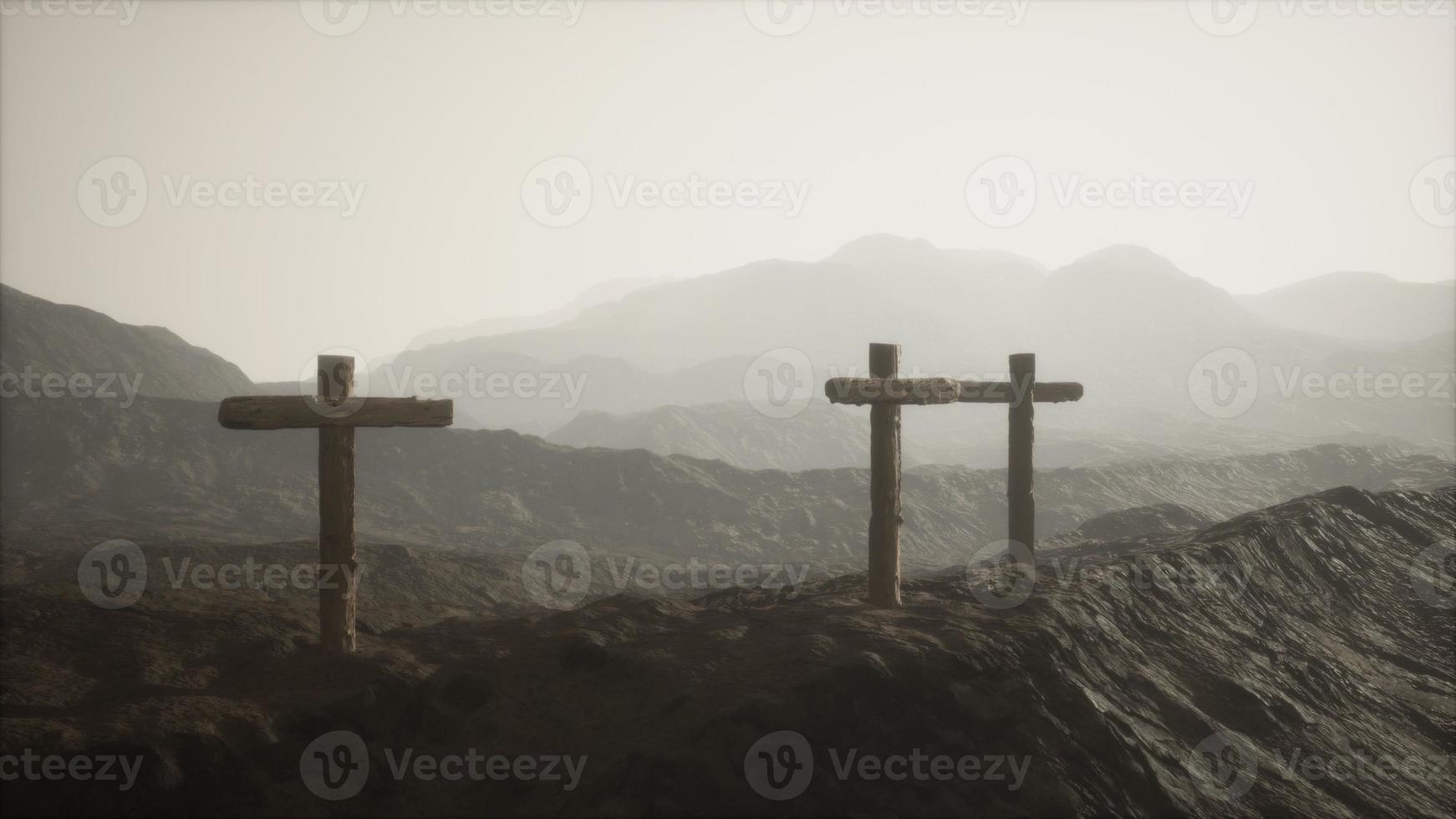 cruz crucifijo de madera en la montaña foto