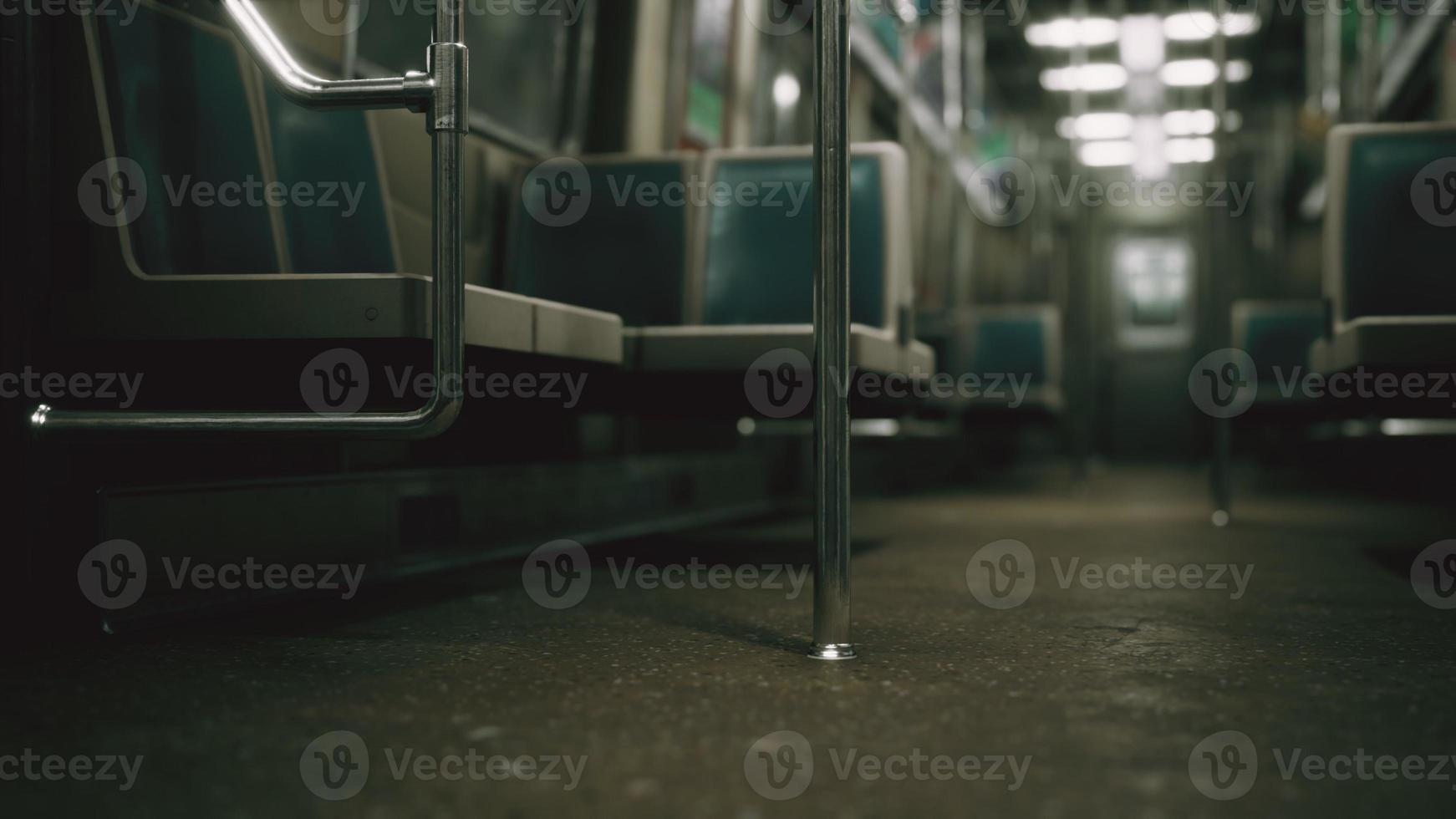 Dentro del viejo vagón de metro no modernizado en EE.UU. foto