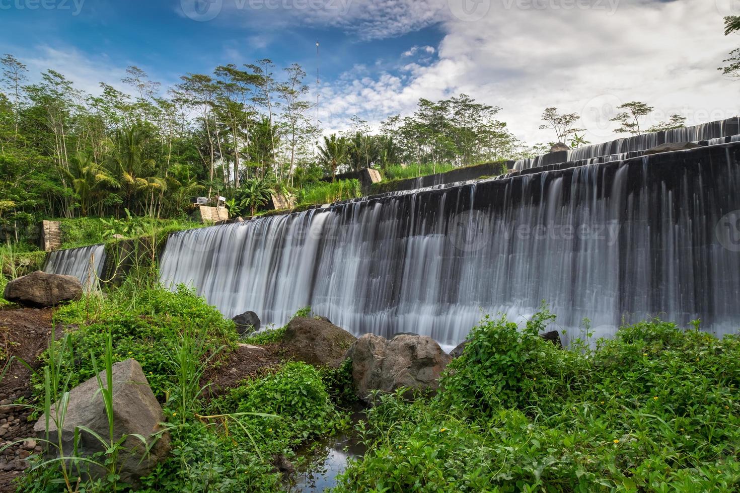 cascada de agua de watu purbo ubicada en yogyakarta foto