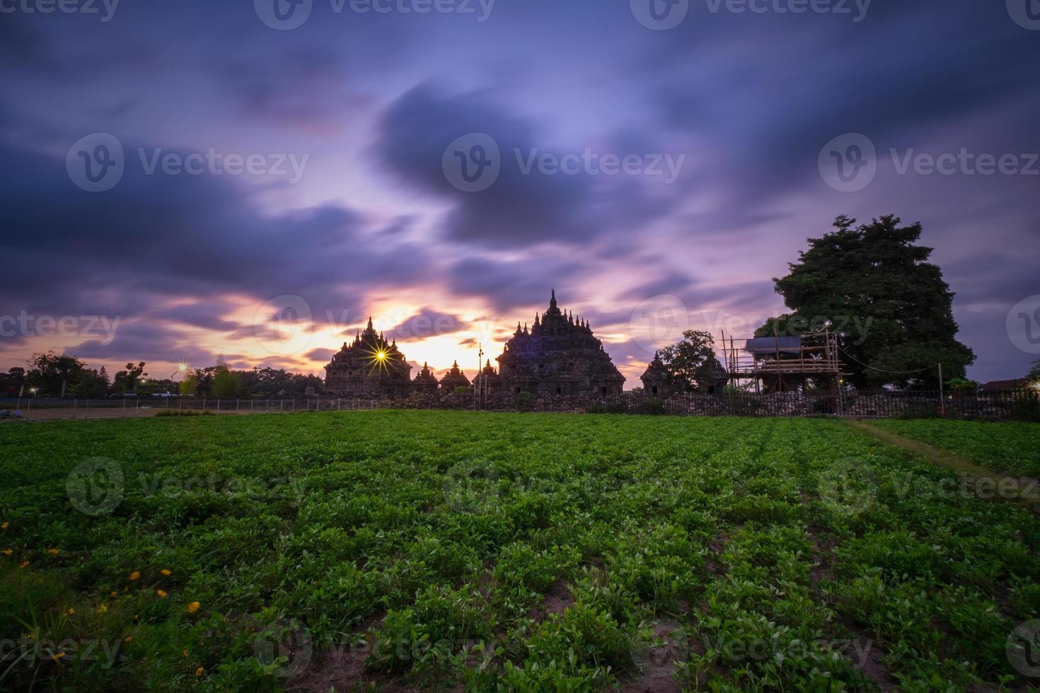 templos budistas ubicados en el pueblo de bugisan, prambanan foto