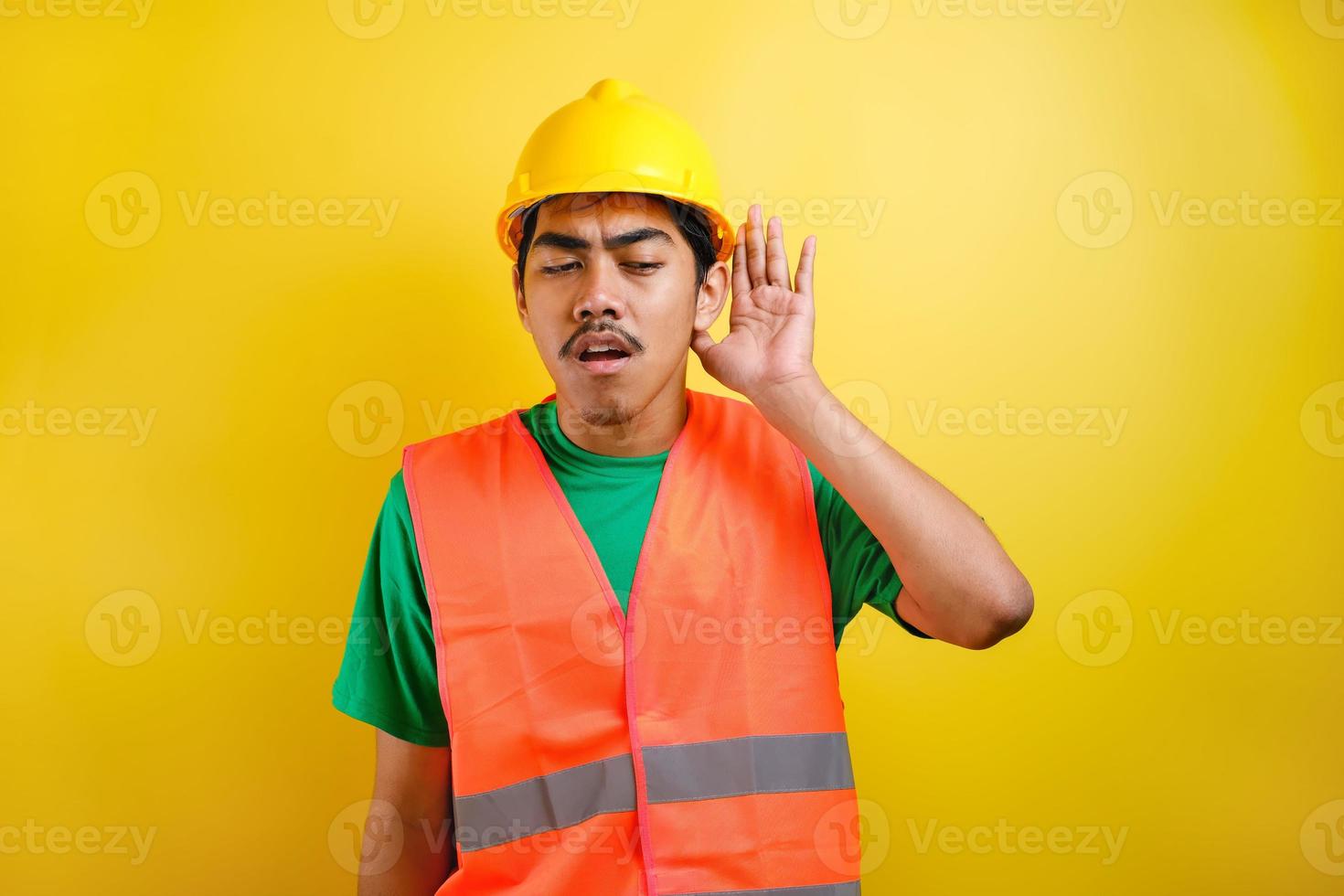hombre constructor asiático escuchando rumores o chismes foto