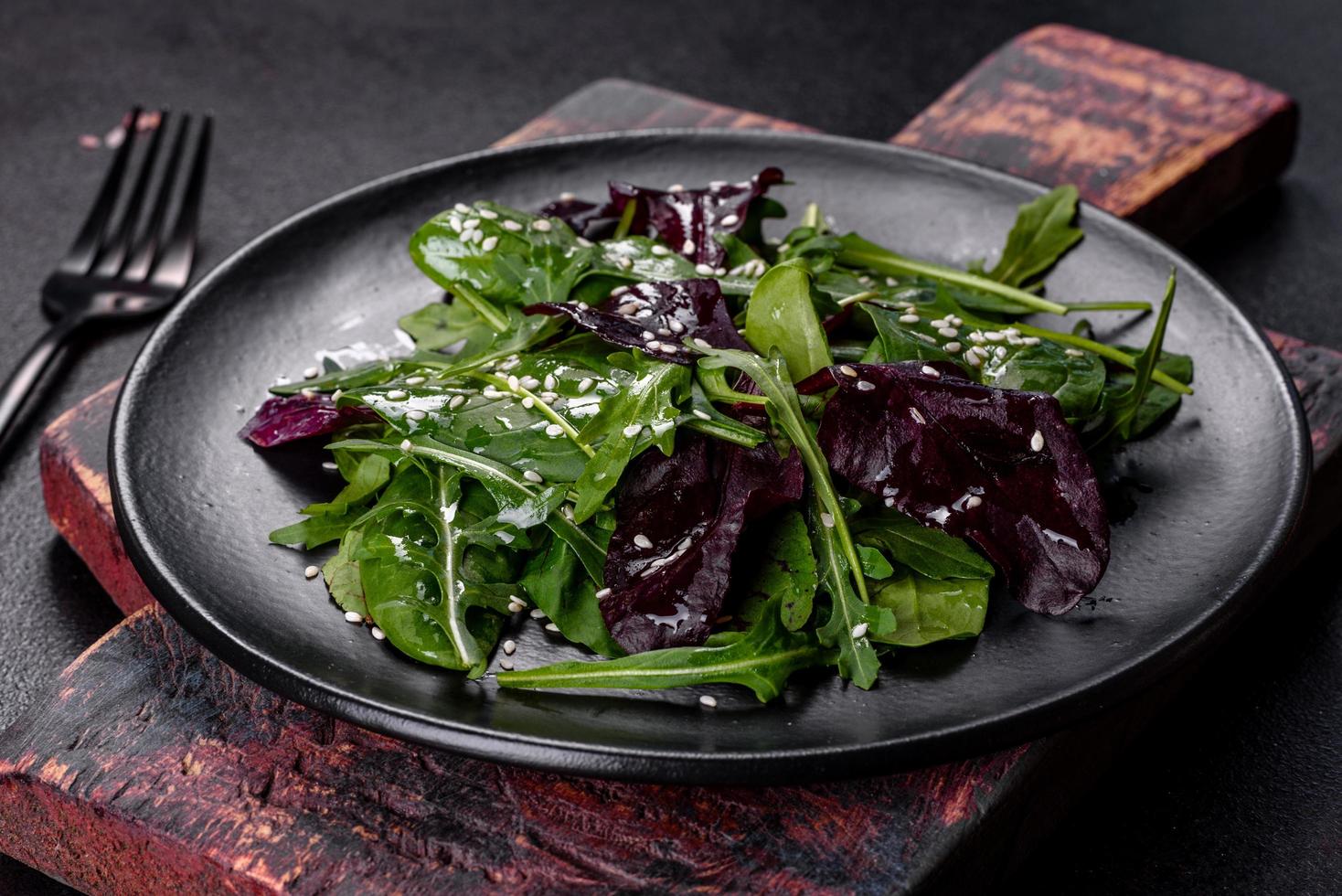 deliciosa ensalada fresca con mangas, espinacas y hojas de remolacha con aceite de oliva foto