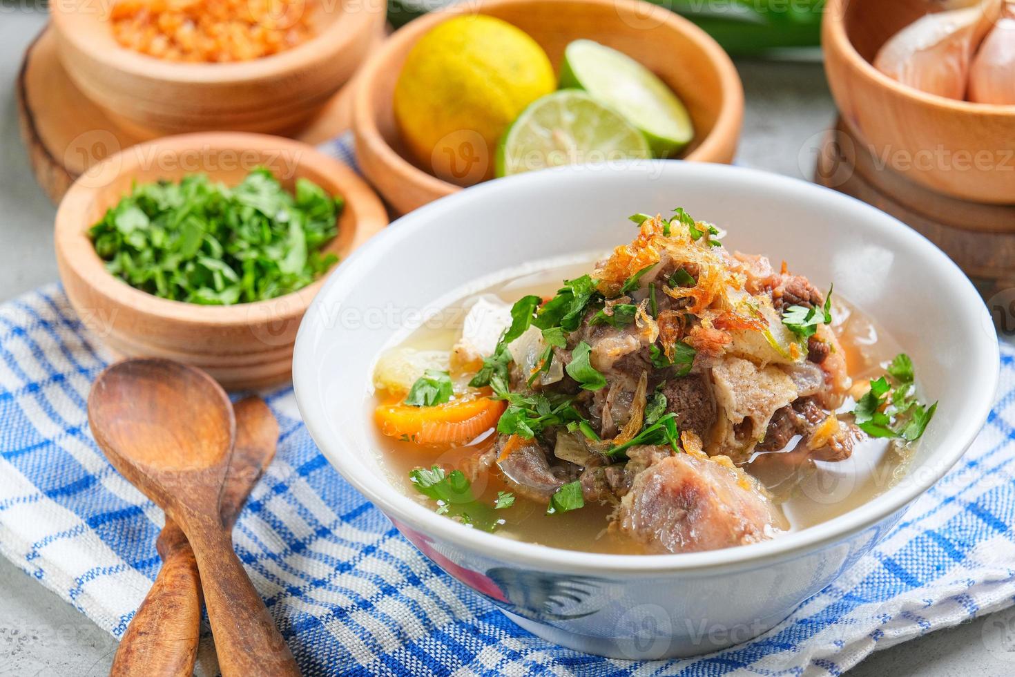 Cocina tradicional indonesia, llamada sop buntut o sopa de rabo de toro foto