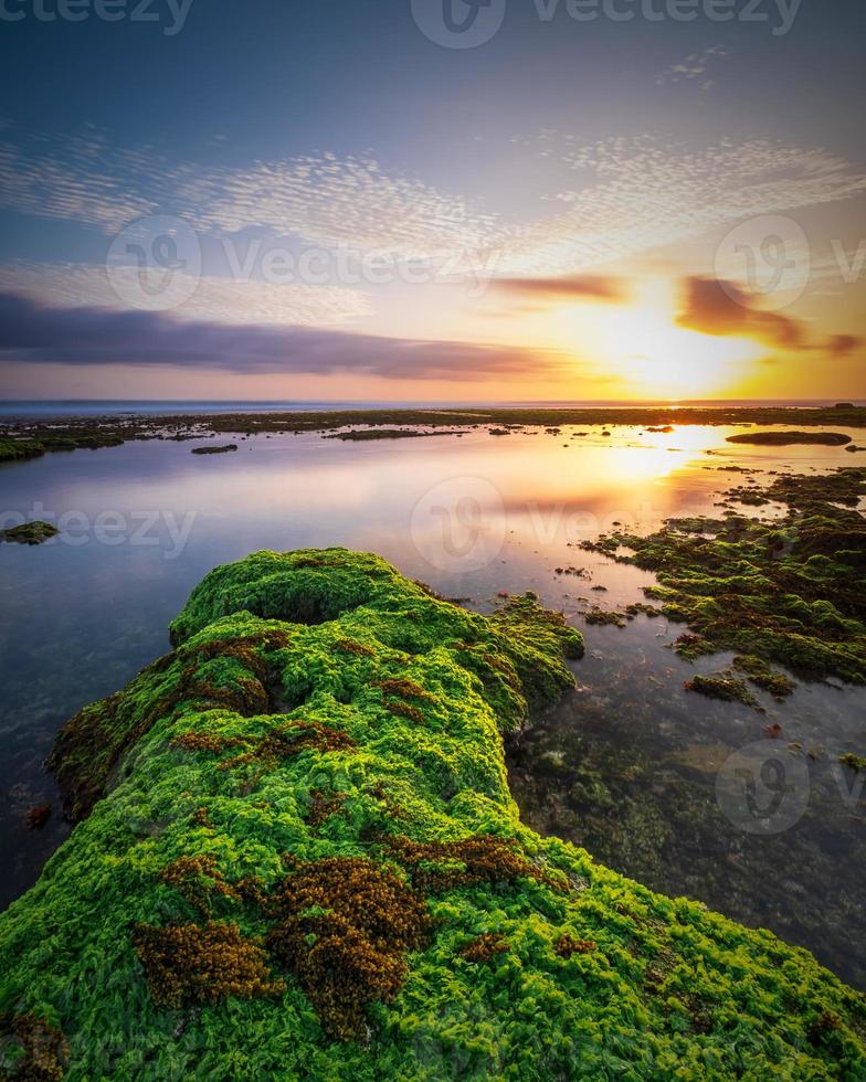 puesta de sol en la playa de indonesia foto