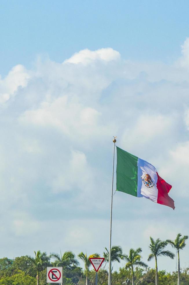 enorme bandera roja blanca verde mexicana en akumal mexico. foto