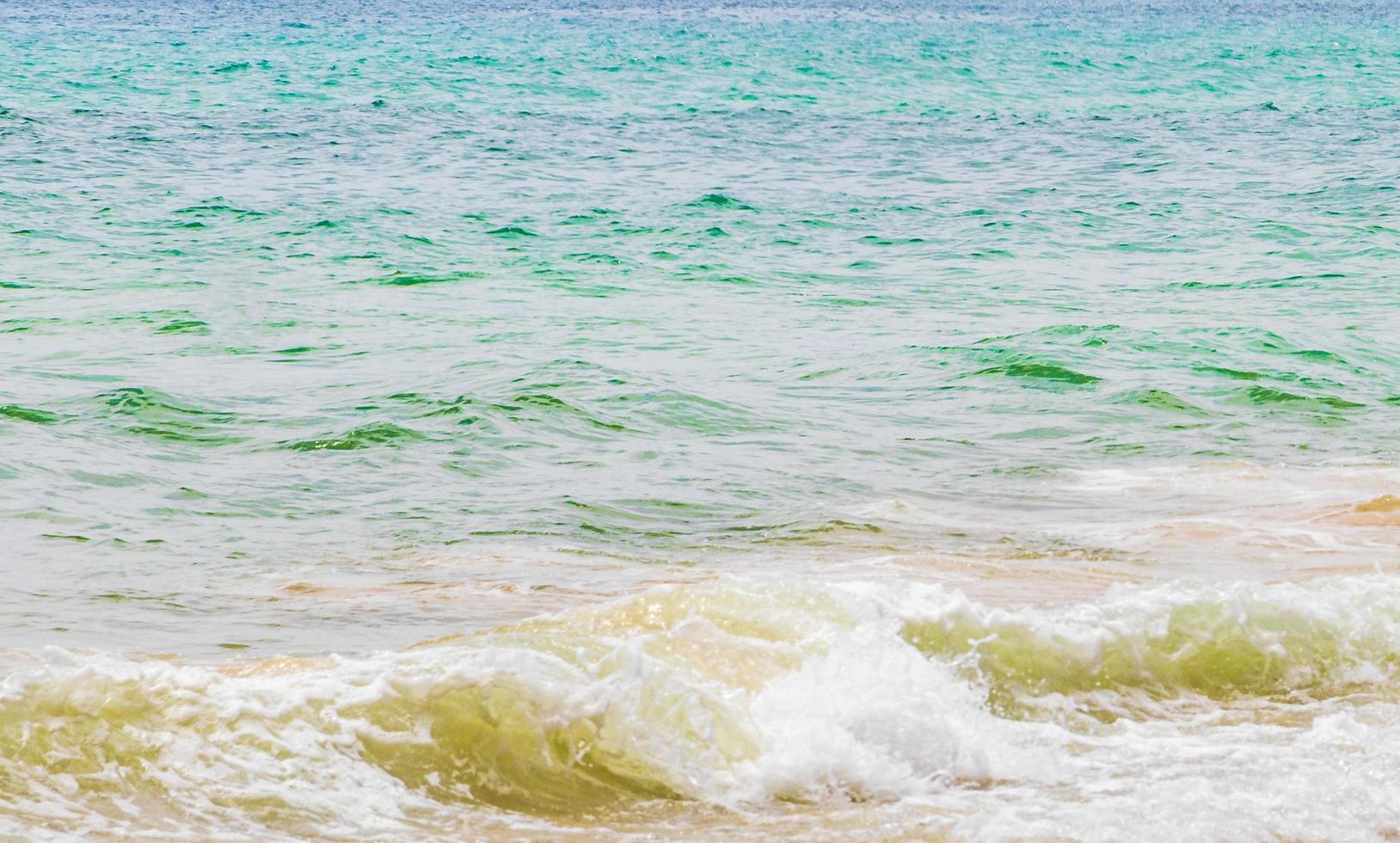 nai thon naithon playa bahía turquesa agua clara phuket tailandia. foto