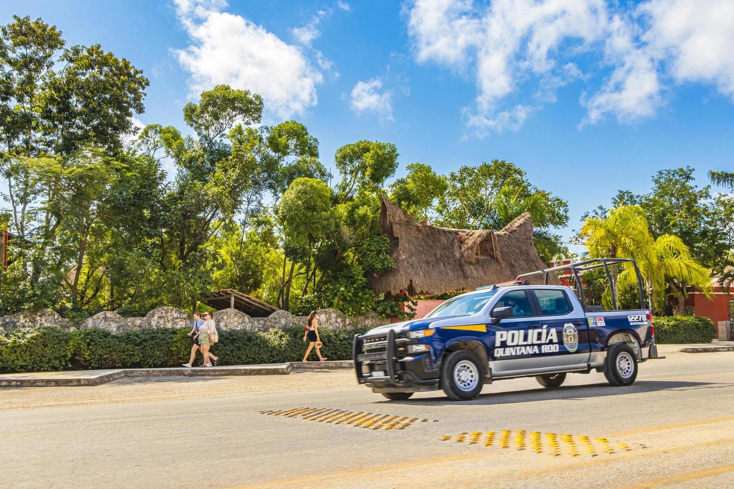 tulum mexico 02. febrero 2022 la camioneta de la policía conduce rápido por la calle tulum mexico. foto