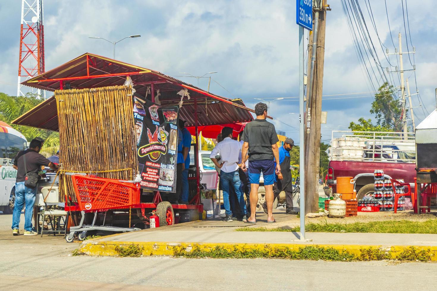 tulum mexico 02. febrero 2022 la camioneta del coche de policía conduce rápido por la calle tulum mexico.comida callejera frutas barbacoa y bebidas típicas de la calle tulum mexico. foto