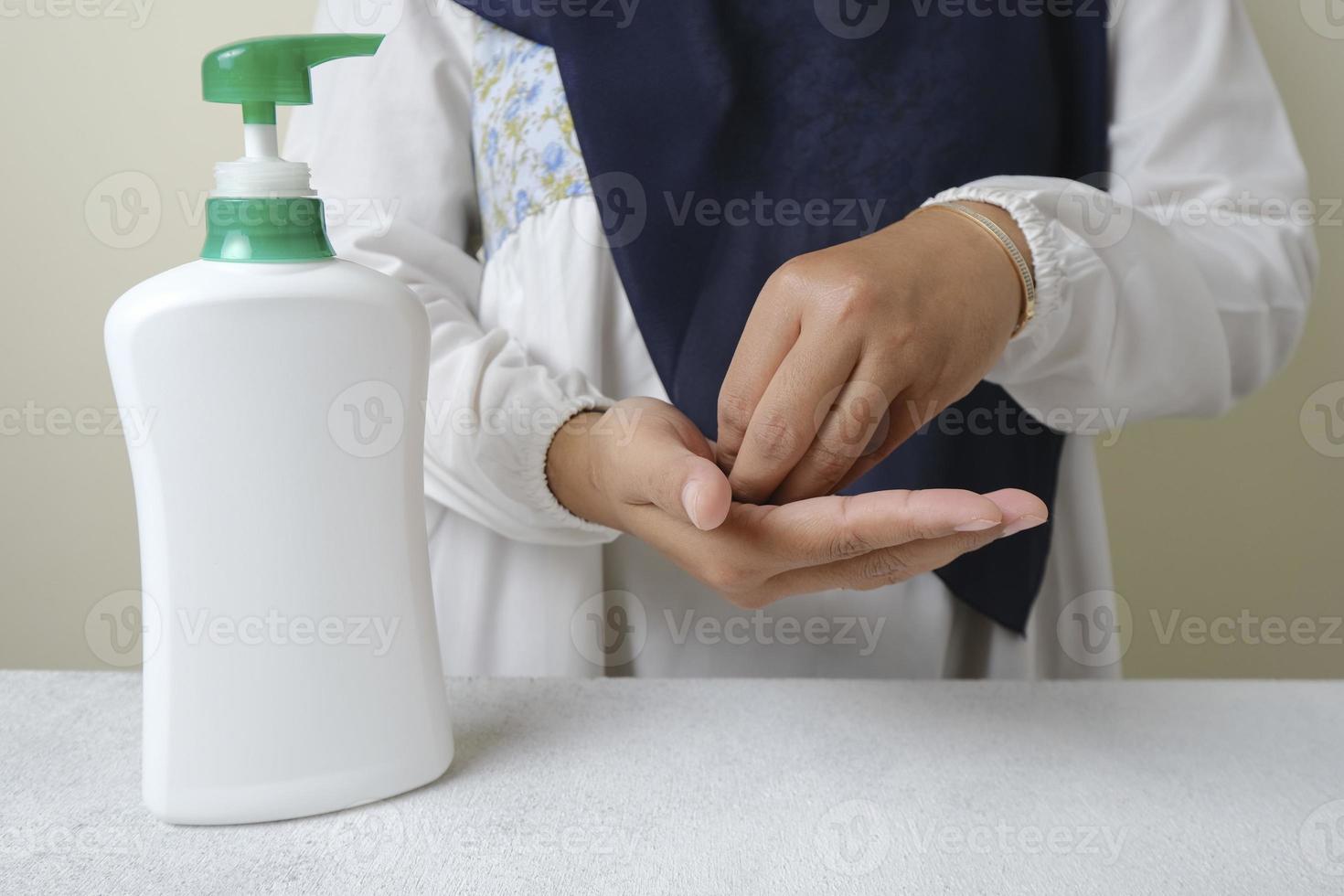 lavarse las manos con desinfectantes de alcohol o gel de alcohol de la botella de la bomba foto