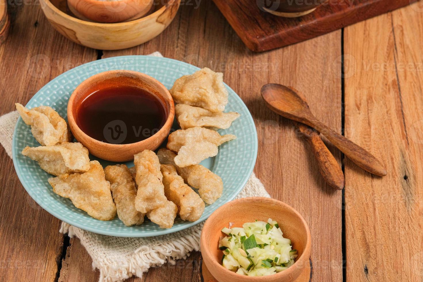 comida tradicional de Indonesia hecha de pescado y tapioca llamada pempek foto