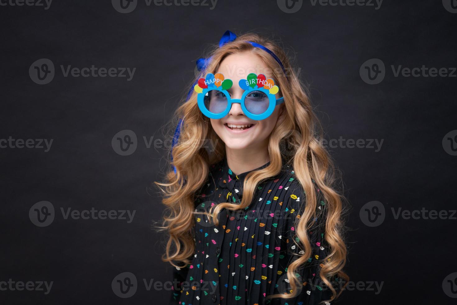 retrato lindo juguetón soñador con una sonrisa con dientes hermosa niña jugando foto