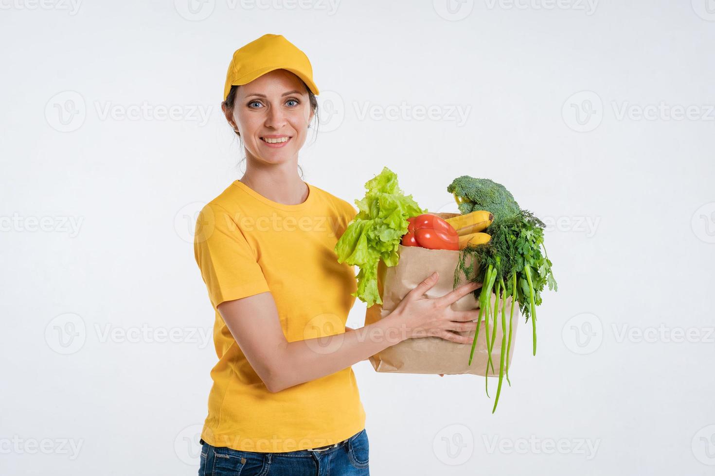 trabajadora de entrega de alimentos con paquete de alimentos foto