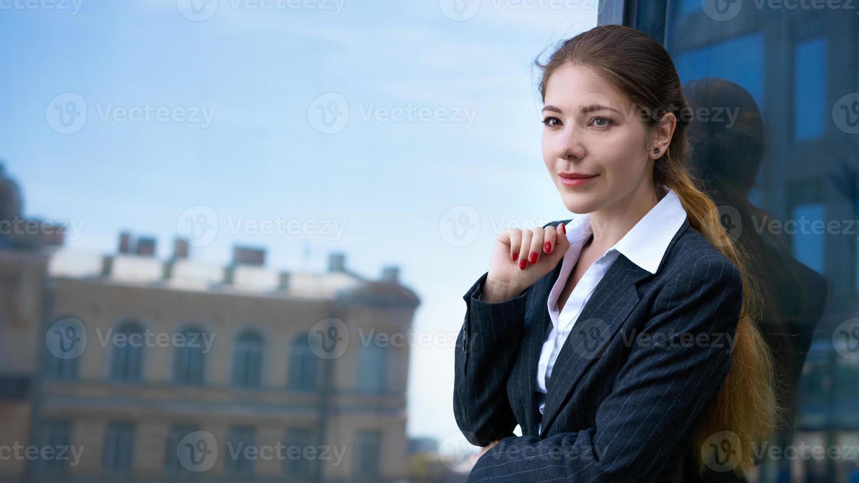 joven mujer de negocios del centro de oficinas en la calle foto
