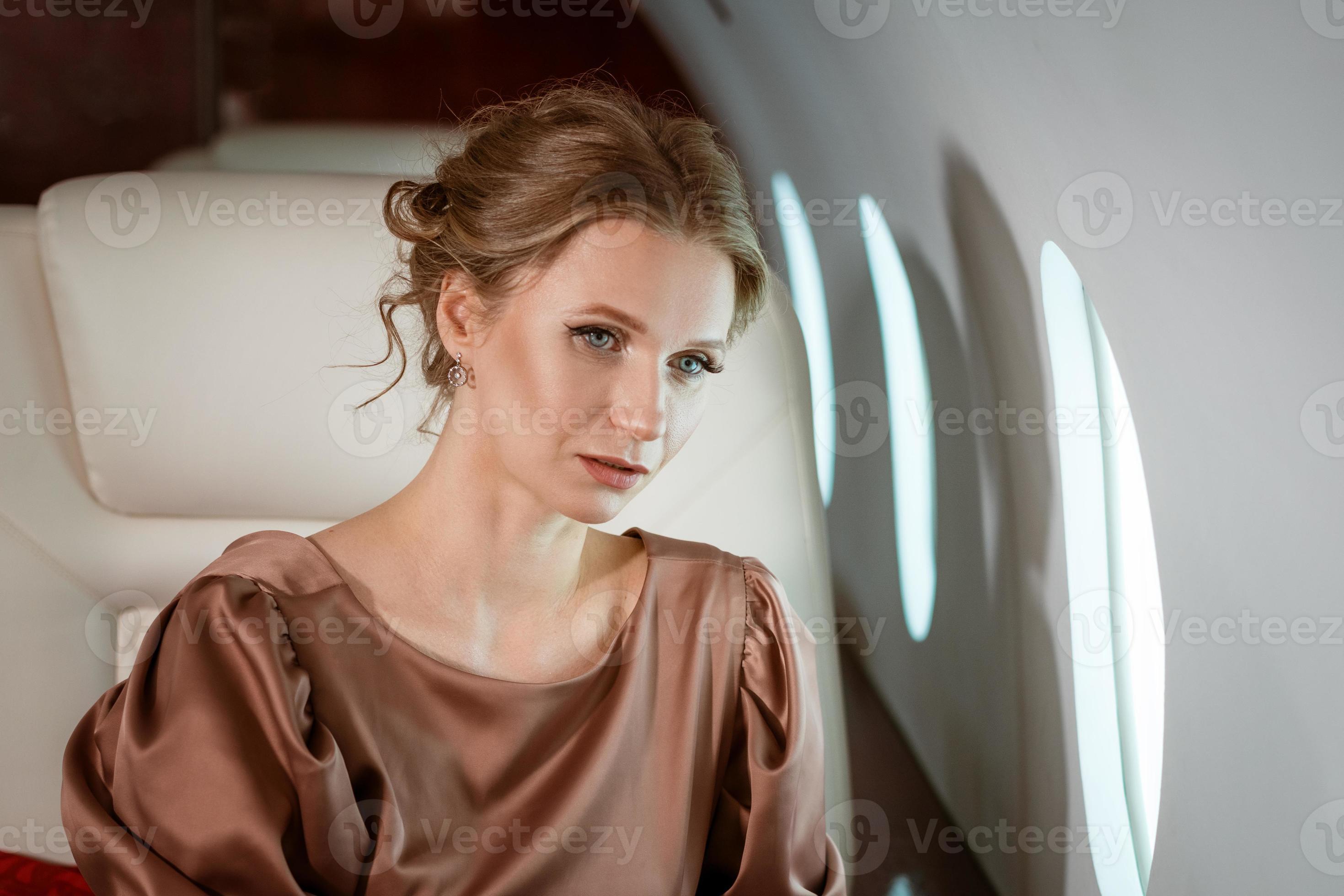 mujer atractiva en un jet privado foto