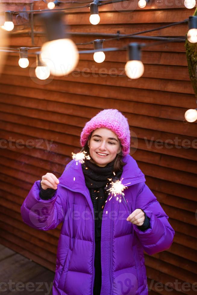 retrato de mujer joven en puff con bengalas en sus manos sonriendo lindo foto