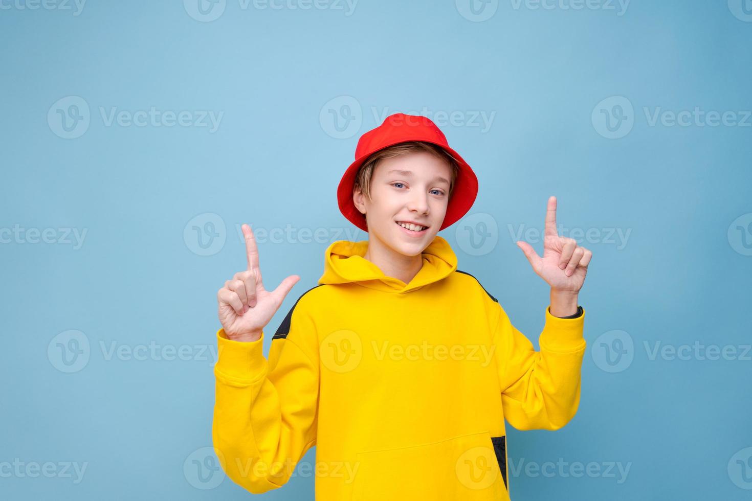 guau, esto es increíble. adolescente caucásico conmocionado con sombrero rojo y amarillo foto