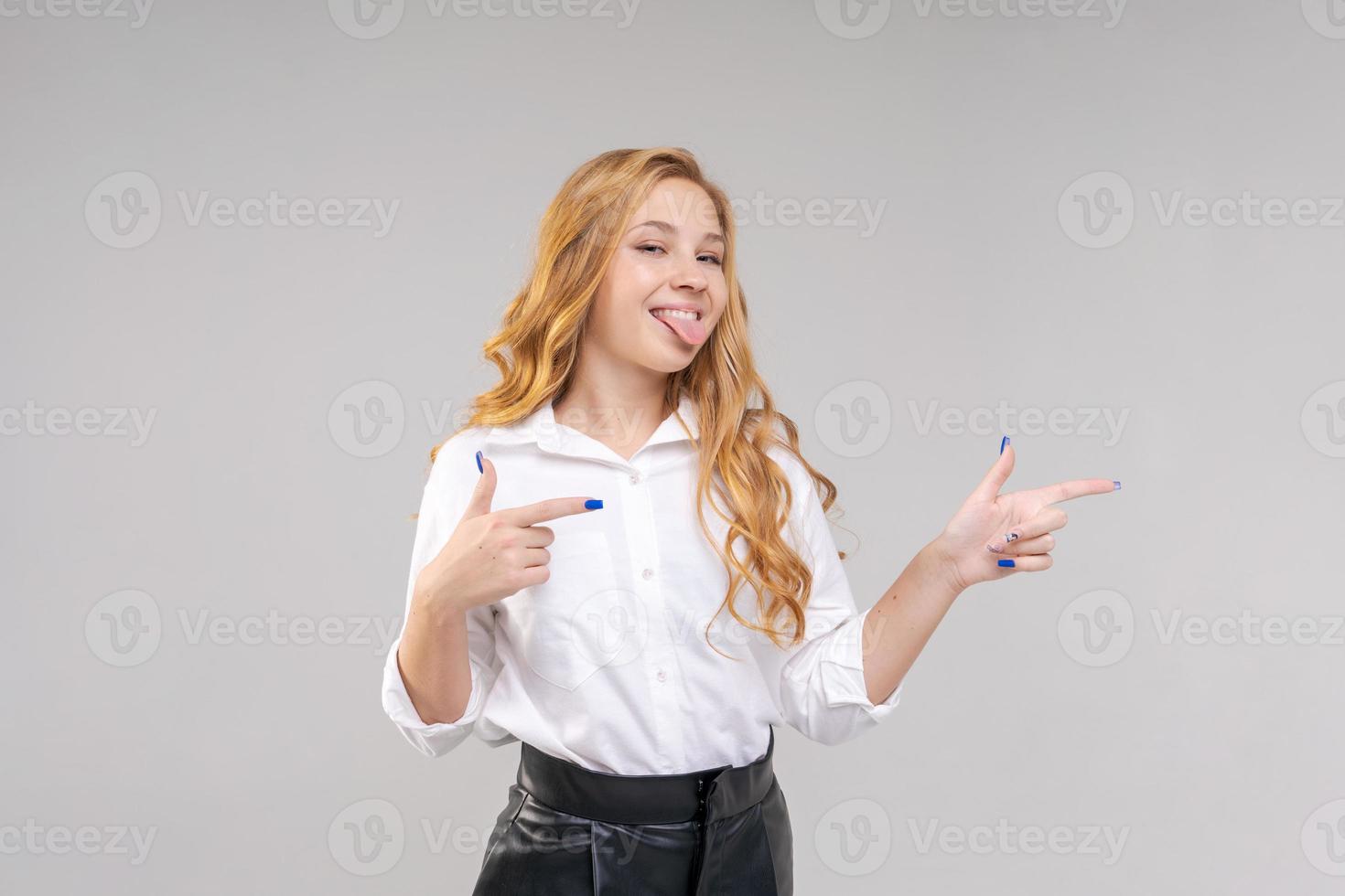 joven caucásica bastante encantadora mujer rubia con cabello ondulado en camisa blanca foto