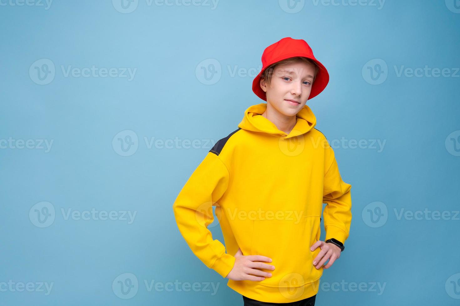 divertido, hipster, joven, adolescente, en, moda, rojo, panamá, sombrero, y, en, amarillo foto