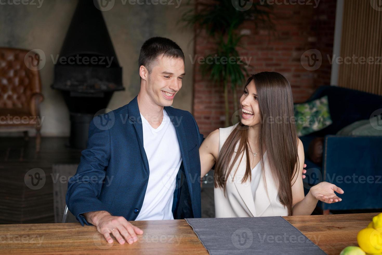 una joven pareja de negocios feliz se regocija por lograr el éxito. hombre caucásico foto