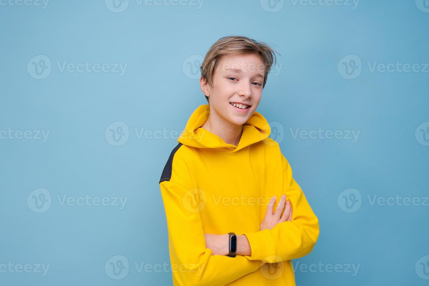 guapo sonriente joven europeo chico adolescente sin palabras mirando a la cámara foto