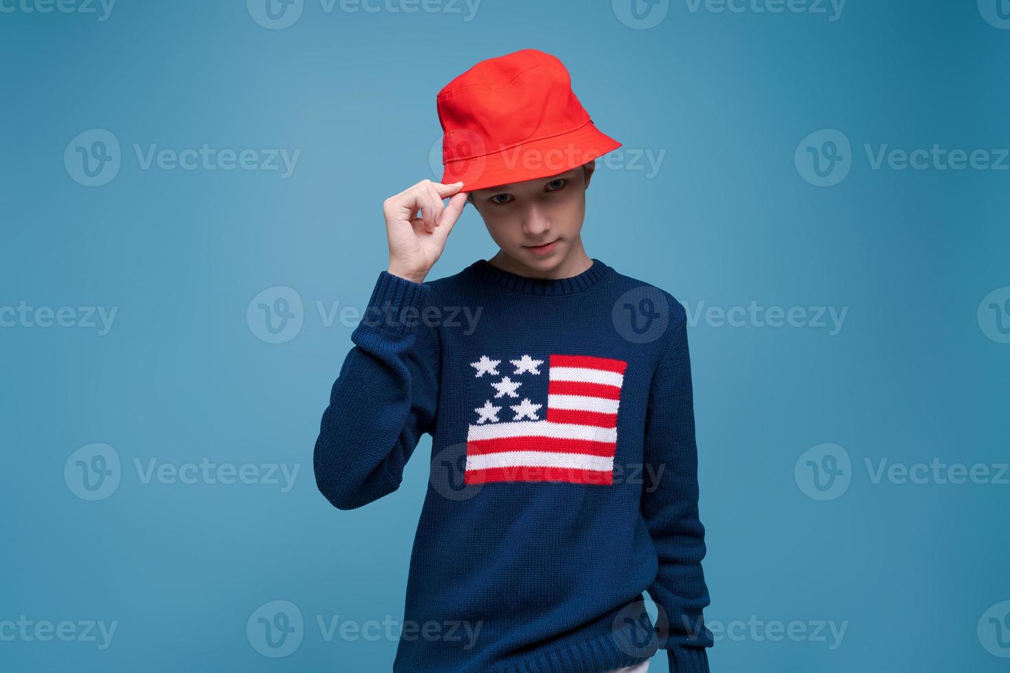 retrato de un atractivo joven varón caucásico. guapo adolescente en azul foto