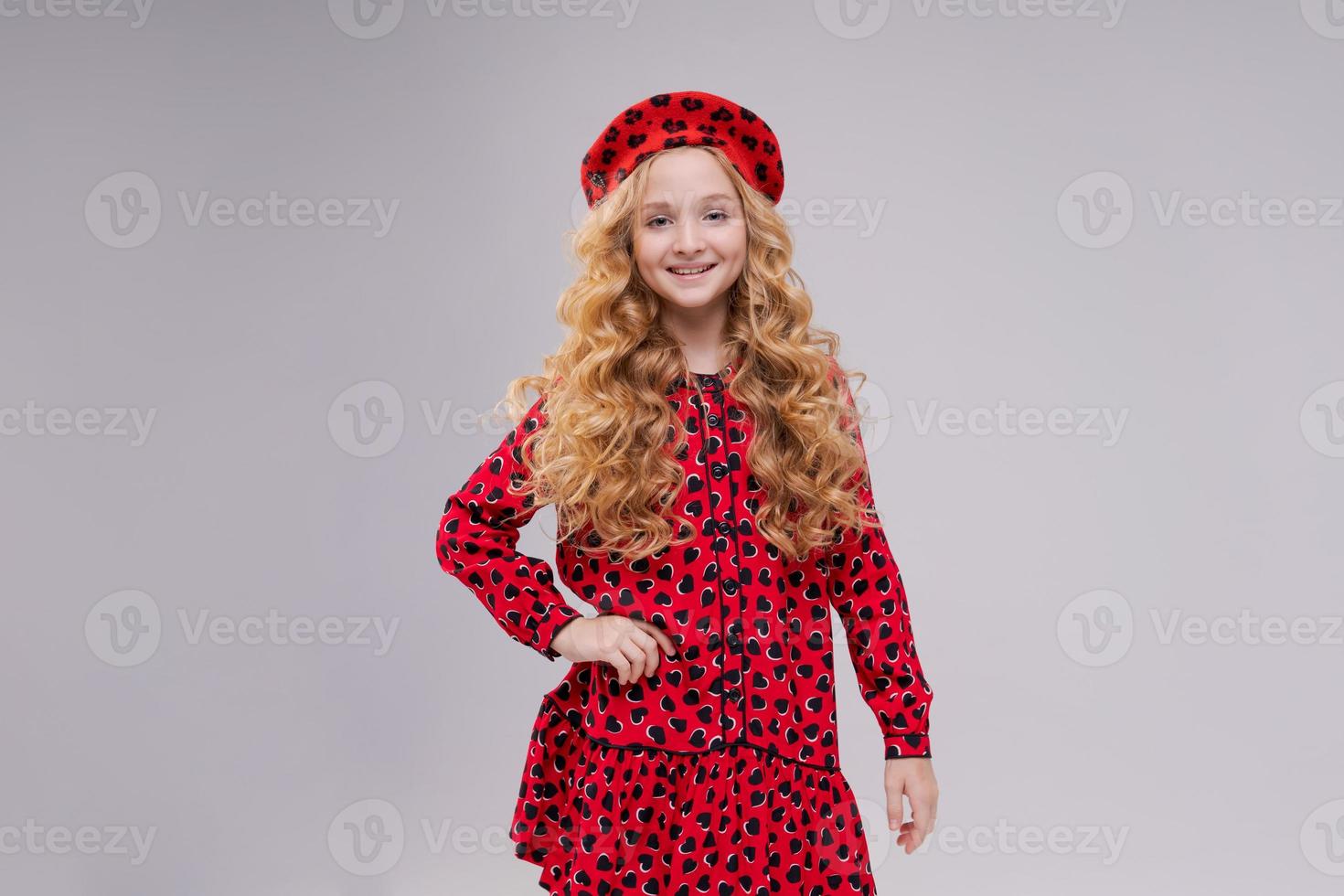 niña rubia pensativa con el pelo largo y rizado. primer plano retrato lindo sonriendo foto