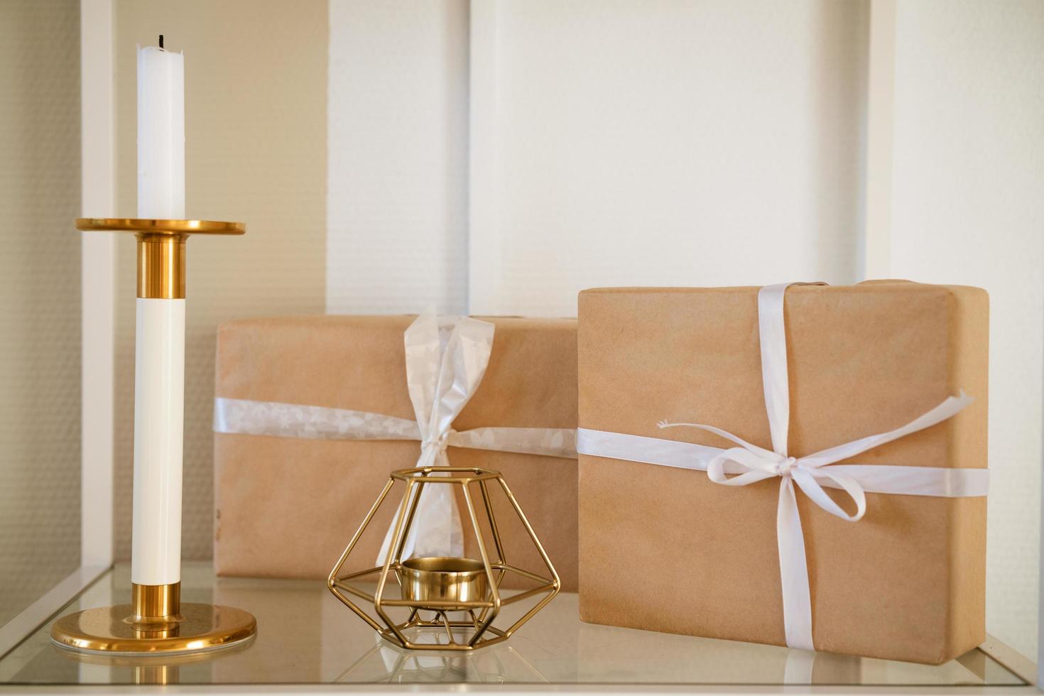 cajas con regalos en un estante con un candelabro foto